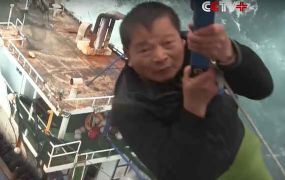 VIDEO: helikopter pikt 11 vissers van zinkende boot op