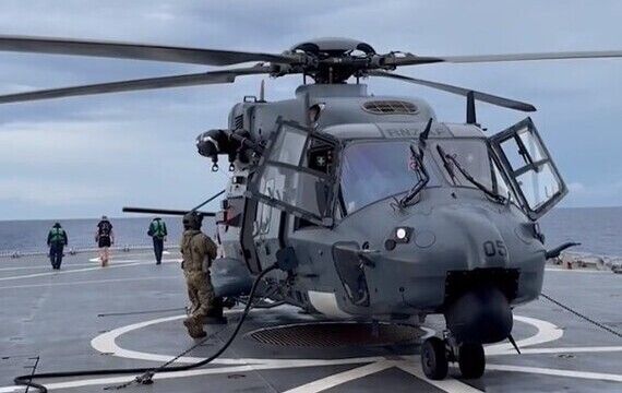 Luchtmacht van Nieuw-Zeeland ontplooit een NH90 op een fregat (video)