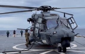 Luchtmacht van Nieuw-Zeeland ontplooit een NH90 op een fregat (video)