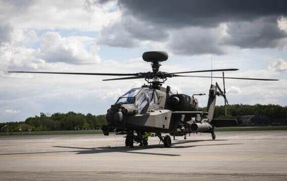 Eerste vier vernieuwde Apache-helikopters gevechtsgereed op Gilze-Rijen 