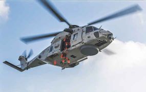 NH90 plukt zeeman van tanker na medisch probleem
