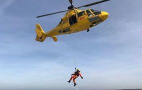 Witte Kruis ambulancepersoneel op Nederlandse SAR kustwachthelikopter
