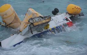 Evacuatie uit een, in zee gecrashte helikopter