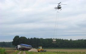 Helikopter strooit steenmeel boven Brabantse natuurgebieden