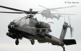 Nederlandse Apache gevechtshelikopters zijn jarig en oefenen in Belgische Ardennen