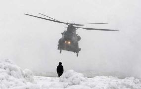 Helikopter blaast ijs schoon