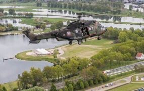 NL Luchtmachthelikopters vliegen vrijheidsambassadeurs 