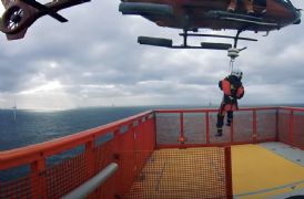 Wereldpremiere - Helikopter wiching vanop drijvende windturbines op zee (video)