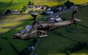 Koning Willem-Alexander maakt vlucht in nieuwe Apache-gevechtshelikopter. 