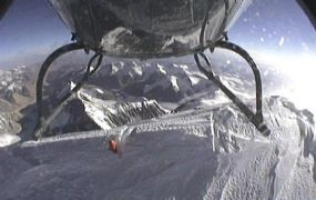 Vandaag 20 jaar geleden: Didier Delsalle vliegt 8848m hoog op de Everest