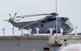 Spaans vliegdekschip met helikopters in Zeebrugge